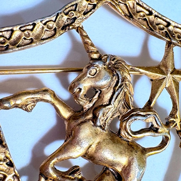 Vintage gold tone heraldic Unicorn crest Shield Brooch - Picture 4 of 5